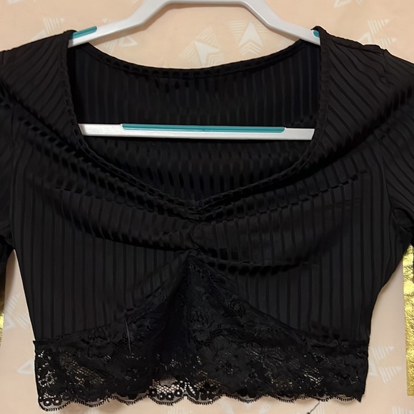 Black Long Sleeve Cropped Top. - Picture 3 of 4